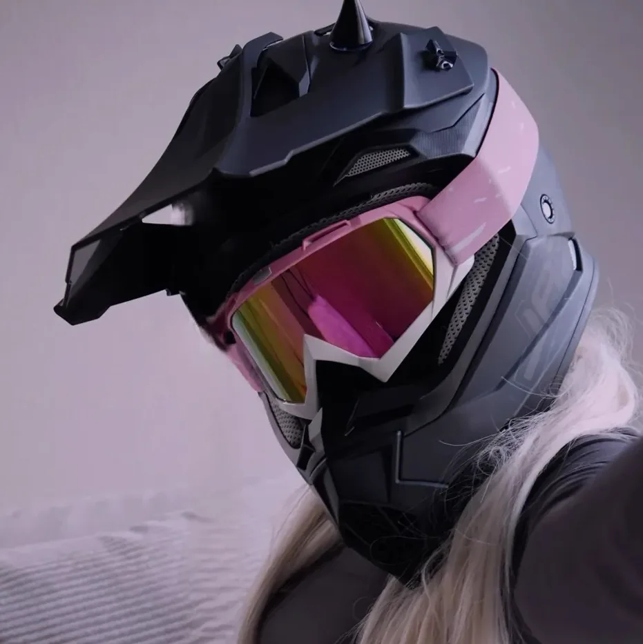 Niamh, 22